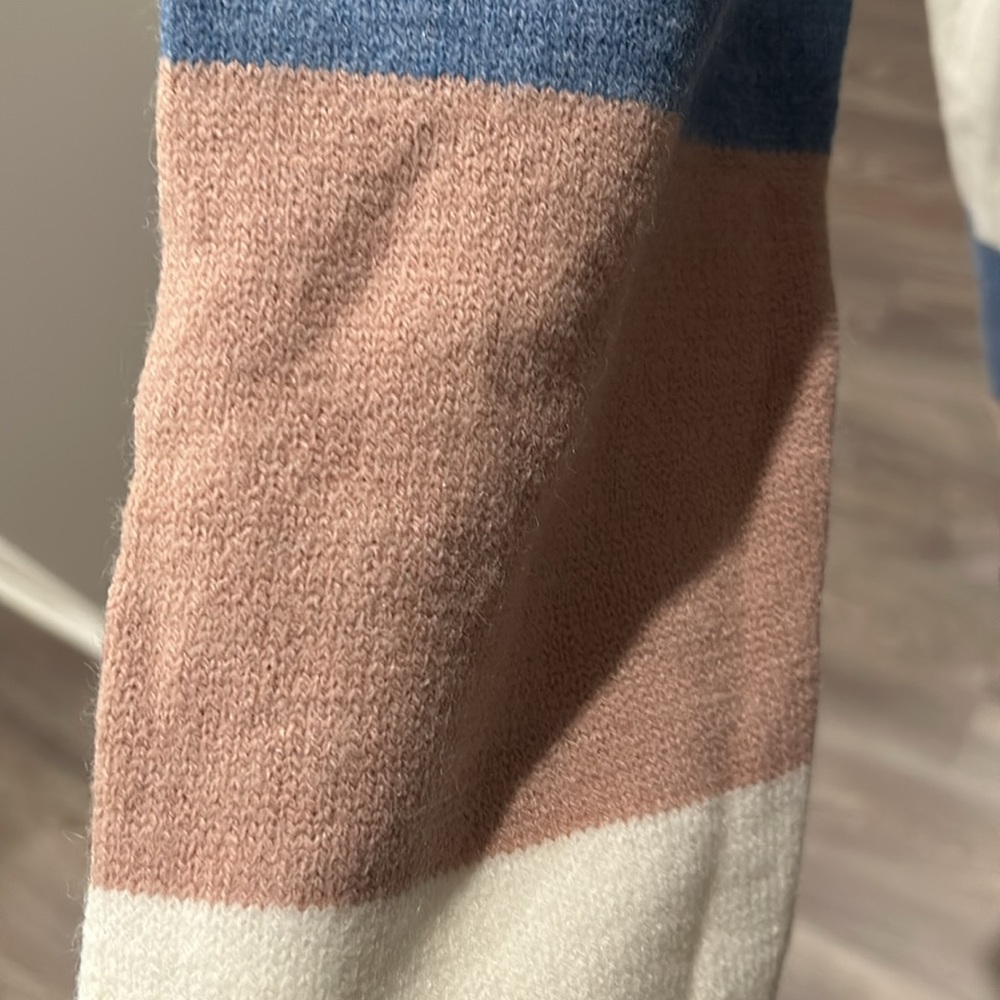 Sweaters - Picture 4 of 6